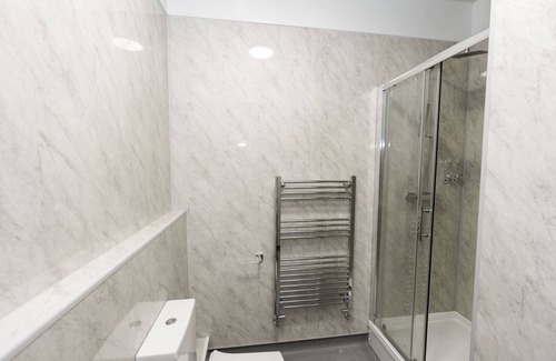 Scunthorpe Hotel | Cozy Single Bedroom with En Suite & Kitchen - 10/10 Rated