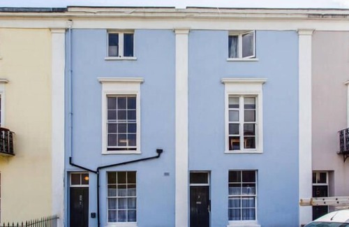 Clifton House | Cozy Double Room with Kitchen - Guest Rated 10/10