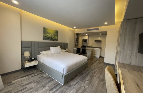 Heliopolis Apartment | Convenient Studio with Pool & Spa, Minutes from Airport