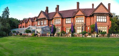 Horley Hotel | Explore Stanhill Court Hotel with Pet-Friendly Amenities