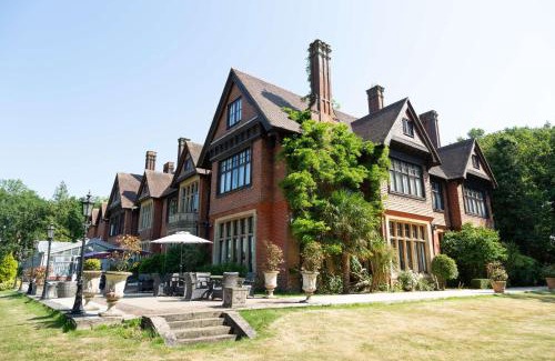 Horley Hotel | Explore Stanhill Court Hotel with Pet-Friendly Amenities