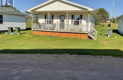 York House | Stanhope Chalets #3 - Souris Lighthouse