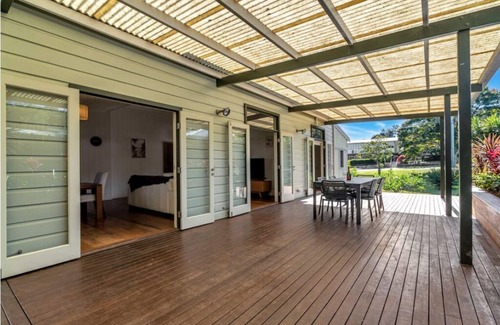 Maclean House | Pet Friendly Retreat: STANLEY COTTAGE with Top Reviews