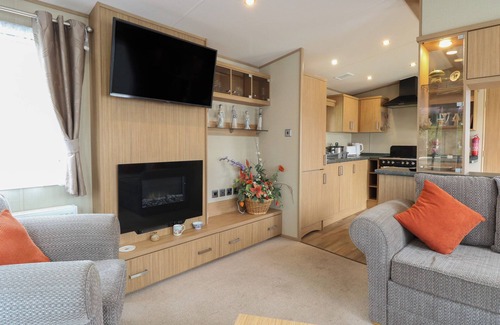 Hopton Cottage | Family-Friendly Stanley's Lodge with Pool in Belton, Norfolk