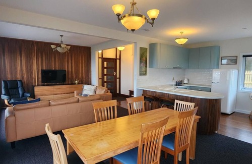 Stanley Hotel | Tranquil Waterfront Stay at Stanley Village Accommodation