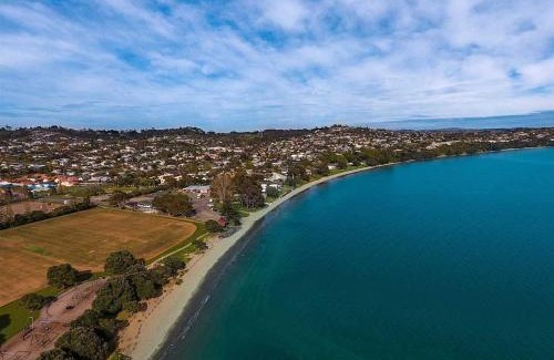 Stanmore Bay House | Oceanfront Stanmore Bay Beach Cottage with Private Beach