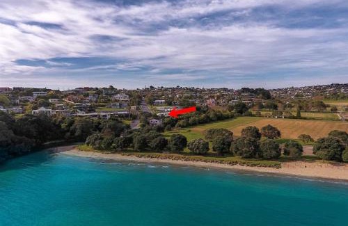 Stanmore Bay House | Oceanfront Stanmore Bay Beach Cottage with Private Beach
