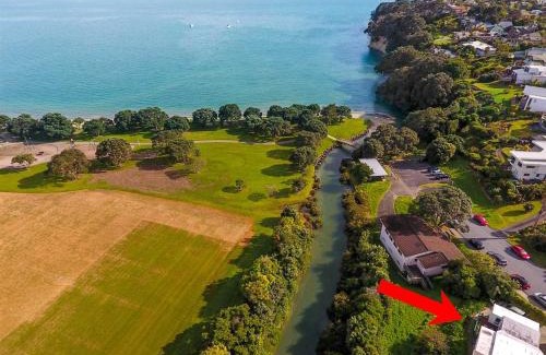 Stanmore Bay House | Oceanfront Stanmore Bay Beach Cottage with Private Beach