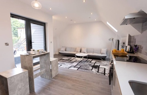 Stanmore Apartment | Stanmore Central: Stylish One Bedroom with Kitchen Amenities