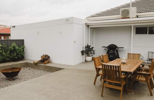 Dalrymple House | Oceanview Holiday Home Next to Caravan Park - Rated 9.8/10