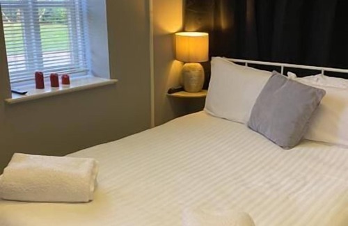 Bishop's Stortford House | Convenient Stansted Airport Guest Rooms with Breakfast