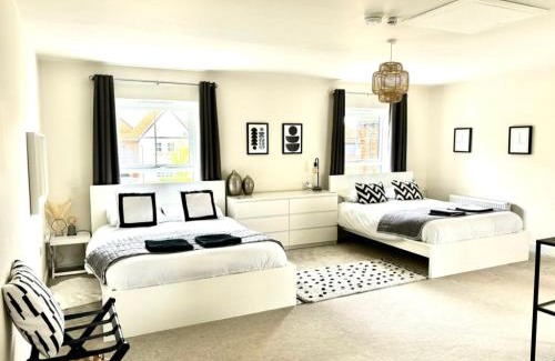Rickling Green Apartment | Exceptional Stansted Coach House - Family-Friendly Retreat