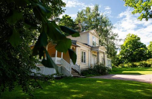 Kaakkoinen District Resort | Discover Stansvikin Kartano: Pet Friendly with Ocean Views