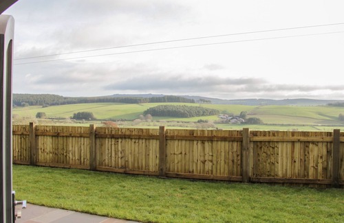 Kingswood Cottage | Romantic Stapeley Pod: Cozy Cottage with Hot Tub & Spa