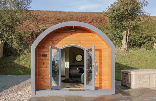 Kingswood Cottage | Romantic Stapeley Pod: Cozy Cottage with Hot Tub & Spa
