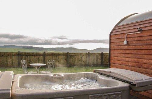 Kingswood Cottage | Romantic Stapeley Pod: Cozy Cottage with Hot Tub & Spa
