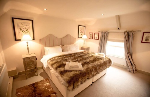Carlton House | Top-Rated Stapleton/Parkgate Cottages with Family Amenities