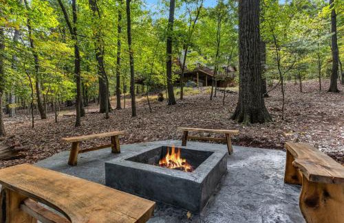 Etters House | Inviting Star Gazer A-Frame Cabin with Pool & Hot Tub