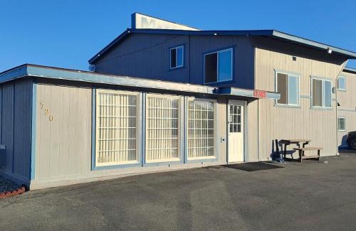 Tonopah Hotel | Cozy Star Inn: Pet-Friendly Retreat for Families