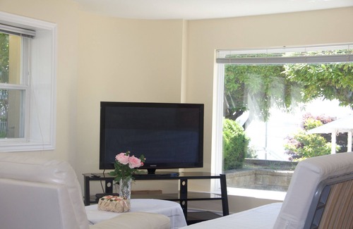 White Rock House | Family Suites with Private Entrance, Steps from the Beach