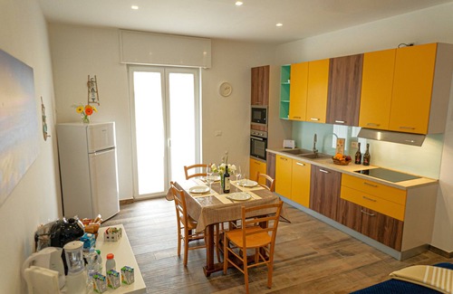 Municipio 5 Apartment | Cozy Star of the Sea Guest House with Breakfast Included