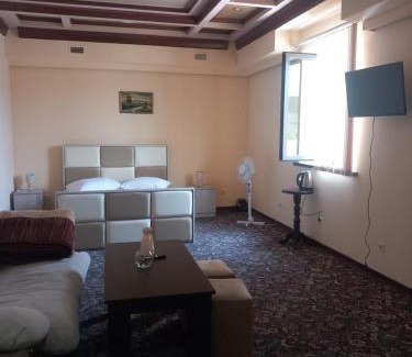 Parakar House | Highly Rated Star Zvartnoc Near Evn Airport with Dining