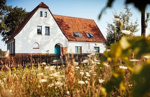 Januszkowo Villa | Family-Friendly Stara Szkoła Browina with Hot Tub & Kitchen