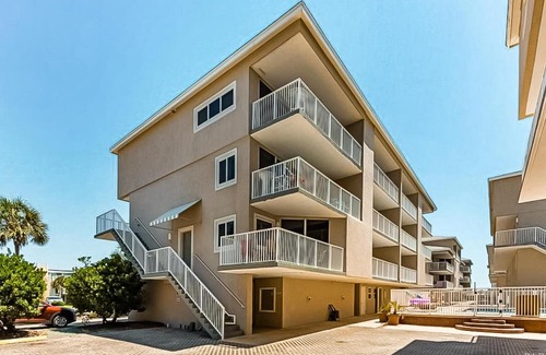 Pensacola Beach Hotel | Oceanfront Starboard Village 3-321 with Pool & Family Fun