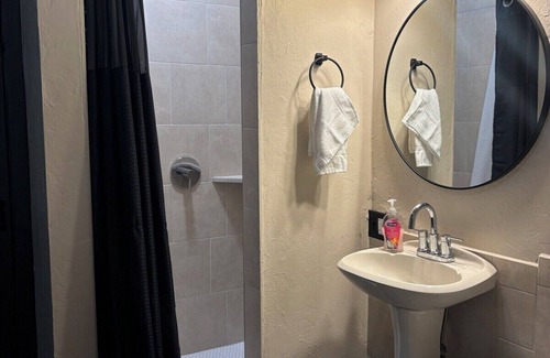 Norman Apartment | Pet-Friendly Stardust Cottage at Whispering Pines Inn