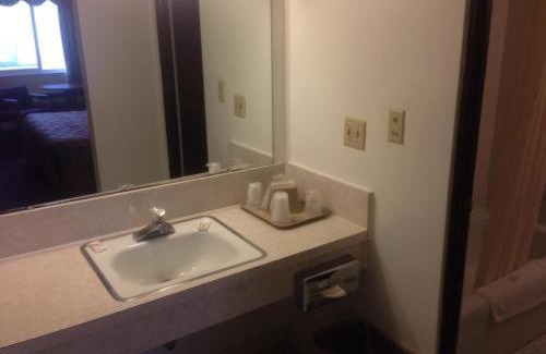 Naperville Hotel | Family-Friendly Stardust Motel with Relaxing Hot Tub