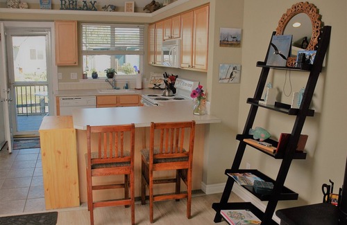 Birch Bay Condo | Starfish Cottage: Oceanfront Retreat with Pet-Friendly Perks