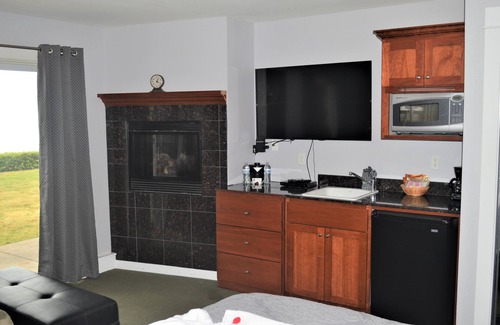 Lincoln City Hotel | Oceanfront Serenity at Starfish Manor Hotel - Top Rating!