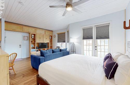 Corpus Christi Hotel | Relax at Starfish - Family-Friendly with Pool & Hot Tub