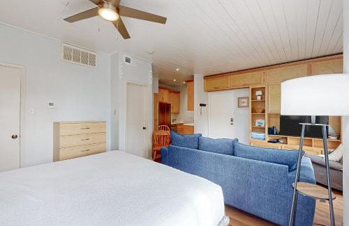 Corpus Christi Hotel | Relax at Starfish - Family-Friendly with Pool & Hot Tub
