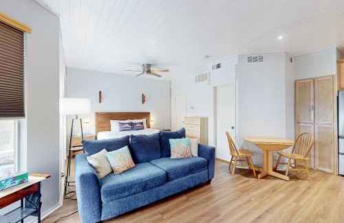 Corpus Christi Hotel | Relax at Starfish - Family-Friendly with Pool & Hot Tub