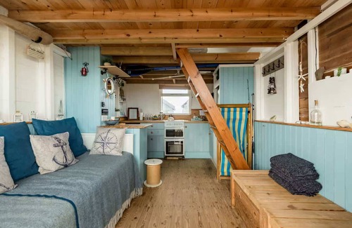 Hengistbury Head Apartment | Idyllic Sea-View Beach Hut with Stargazing & Pet-Friendly Perks