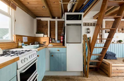 Hengistbury Head Apartment | Idyllic Sea-View Beach Hut with Stargazing & Pet-Friendly Perks