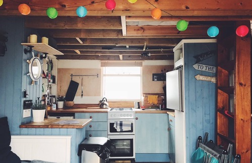Hengistbury Head Apartment | Idyllic Sea-View Beach Hut with Stargazing & Pet-Friendly Perks