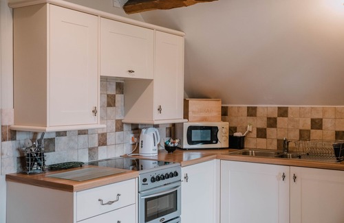 Westbrook Court Apartment | Stargazer's Loft: Romantic Retreat with Kitchen & Breakfast