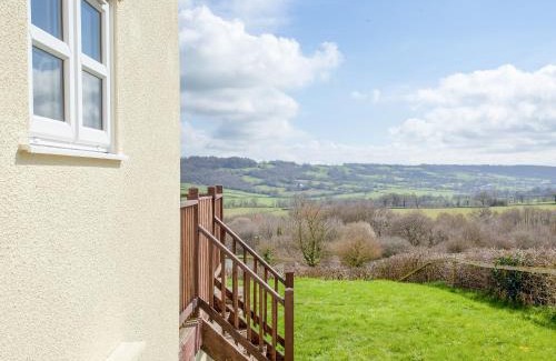 Honiton House | Stargazer: Family & Pet-Friendly Retreat Awaits You