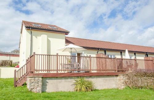 Honiton House | Stargazer: Family & Pet-Friendly Retreat Awaits You