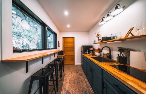 Rogers Cabin | Pet-Friendly Retreat: 5 Min to Gorge with Deck & Fire Pit