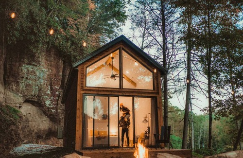 Rogers Cabin | Pet-Friendly Retreat: 5 Min to Gorge with Deck & Fire Pit