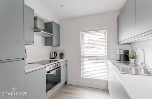 Newbury Apartment | Stylish StarHost Residences: 2 Bed Apartment in Newbury