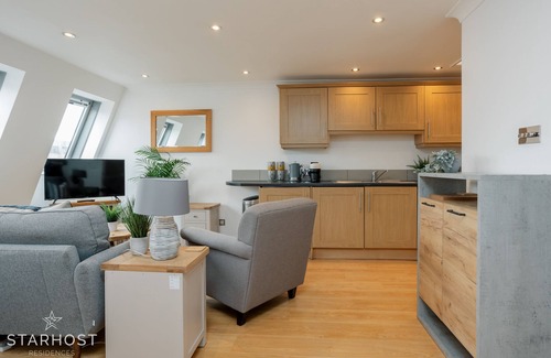 Newbury Apartment | Inviting 3-Bed Apartment at Regents Court, Newbury