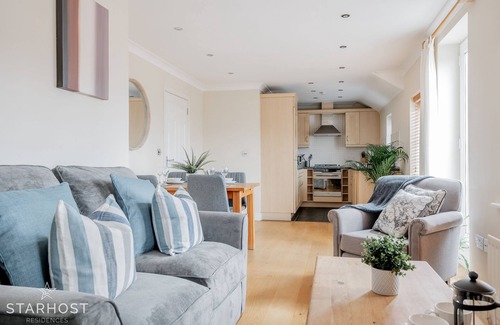 Newbury Apartment | Stylish 2 Bedroom Apartment on York Road, Newbury - Perfect for Families