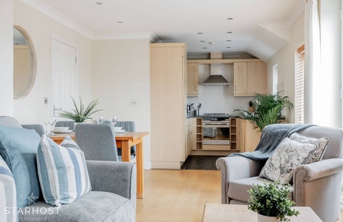 Newbury Apartment | Stylish 2 Bedroom Apartment on York Road, Newbury - Perfect for Families
