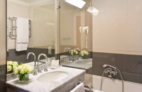Oltretorrente Hotel | Elegant Starhotels Du Parc: 4-Star Comfort & Family Friendly