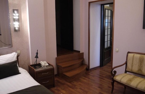 Volgograd Hotel | Discover Stariy Stalingrad: 4-Star Hotel with Top Ratings