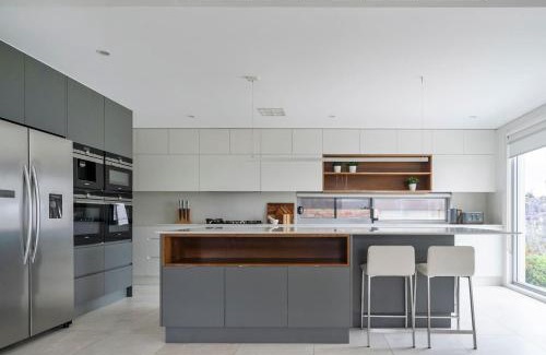 Bexley Villa | Experience 'Starlight': A Hollywood Hills Retreat in Bexley